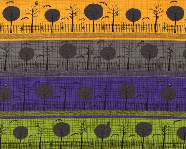 30-cm-Rapport Patchworkstoff "Eerie Alley" mit Baumreihen, Fledermäusen und Eulen, maisgelb-lila-grau