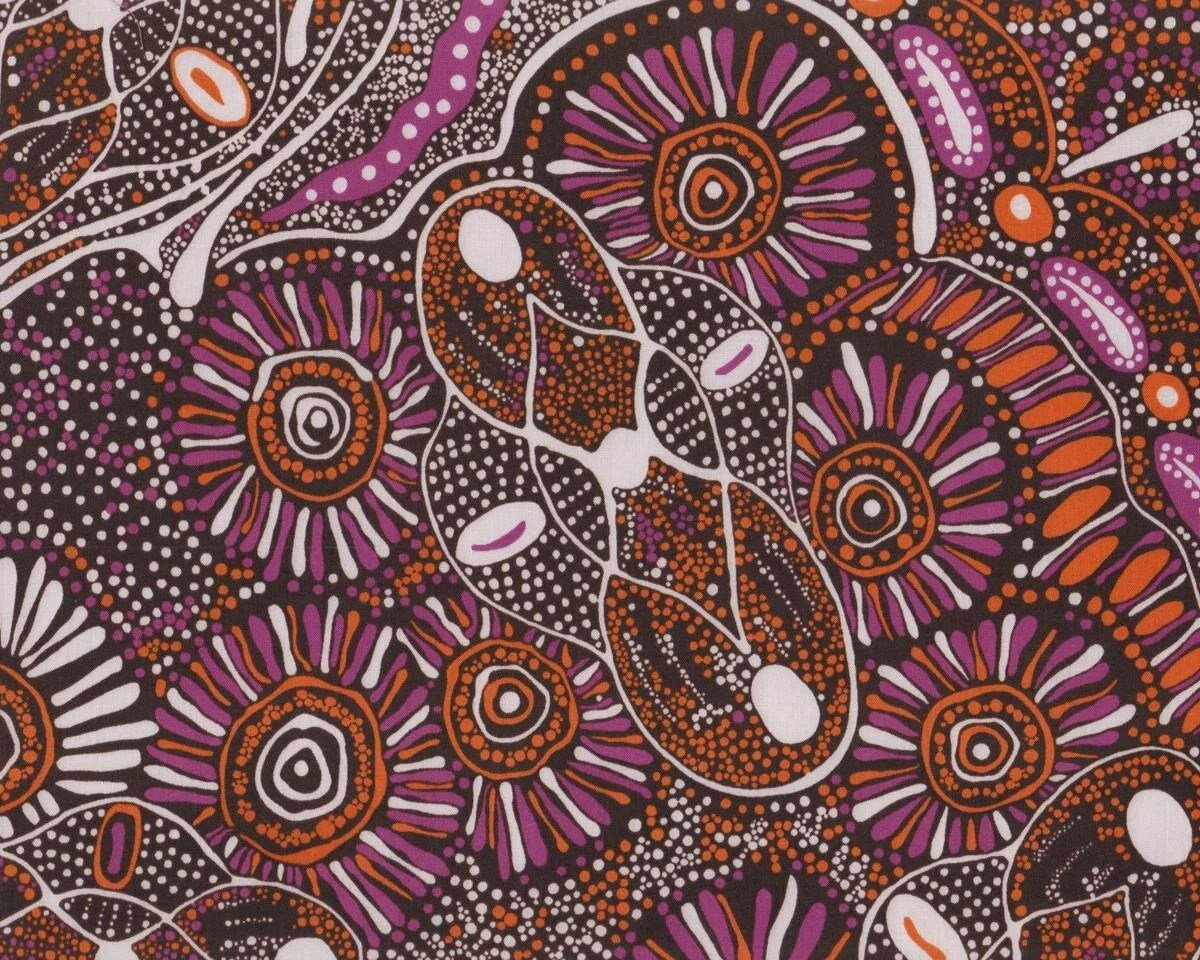 Australischer Patchworkstoff BUSH TUCKER AFTER RAIN, Punkte-Blüten-Design, mittleres lila-goldbraun