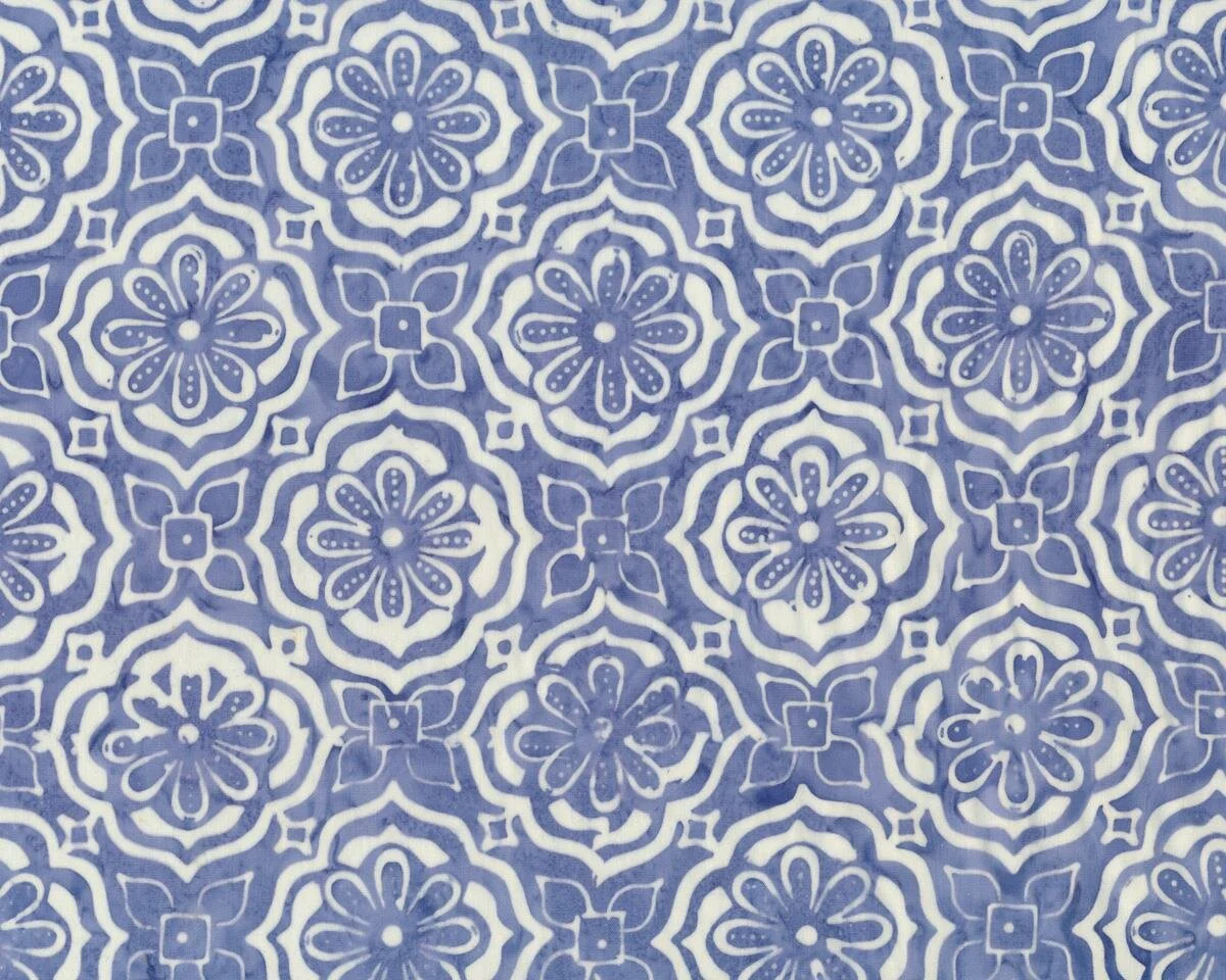 Batik-Patchworkstoff LATITUDE BATIKS, Blüten-Fliesen-Muster, taubenblau-gebrochenes weiß, Moda Fabrics