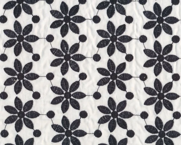 Bestickter Patchworkstoff "Rebecca" mit Sternblüten, weiß-schwarz