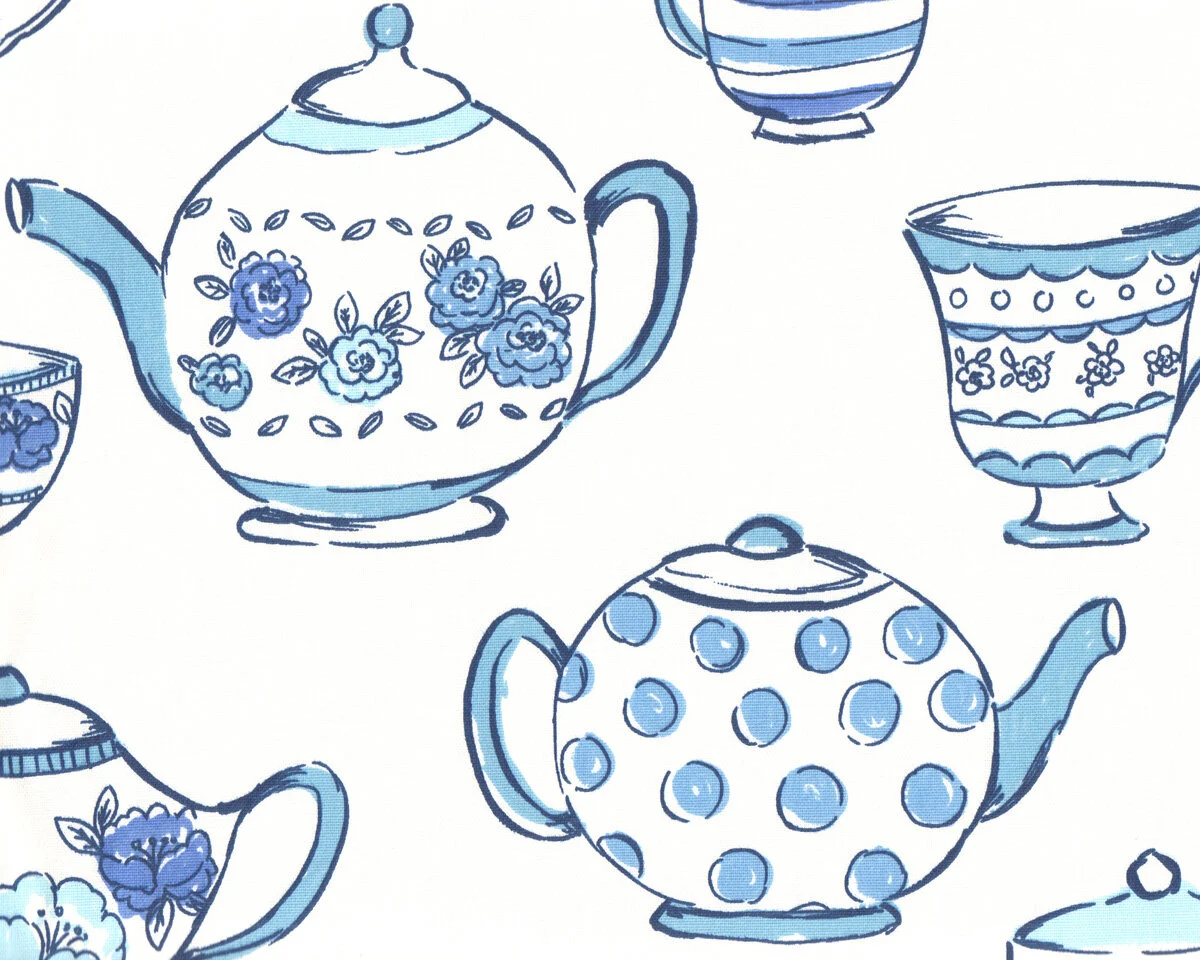 Englischer Dekostoff Clarke & Clarke TEATIME, Teekannen und Tassen, wollweiß-taubenblau