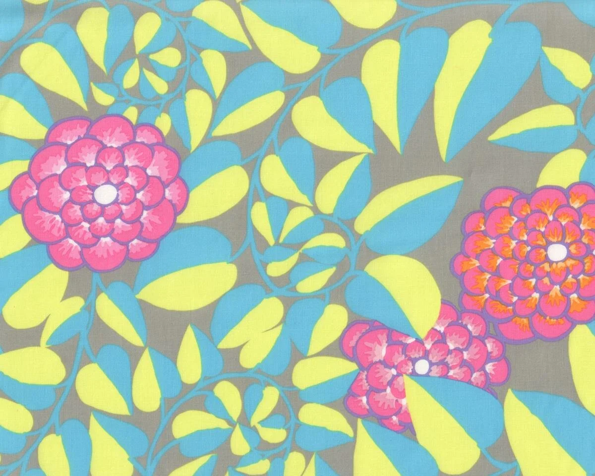 Feiner Patchworkstoff VINE, Blätterranken und Blüten, steingrau-limette
