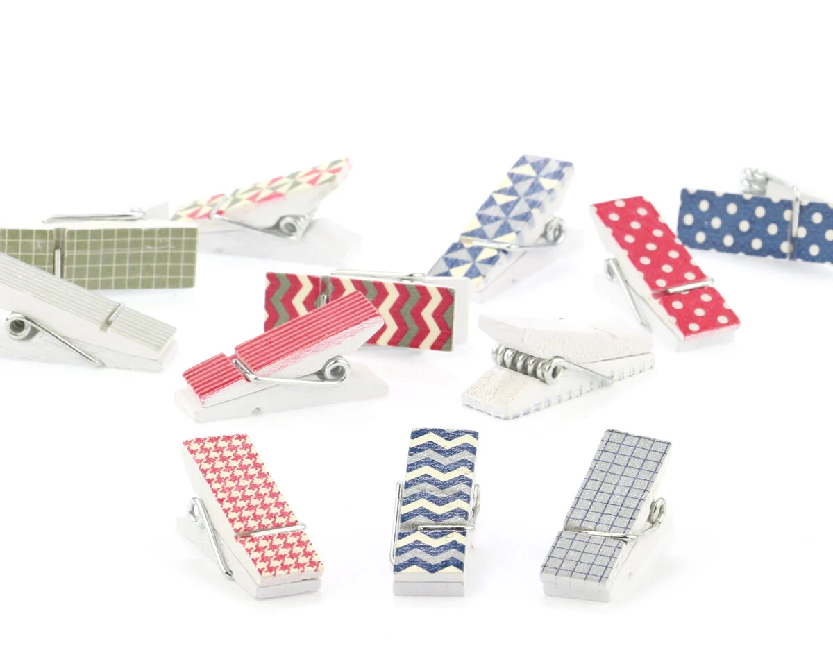 Holzklammern MAKE YOUR MARK von Moda Fabrics, blau-rot, Moda Fabrics
