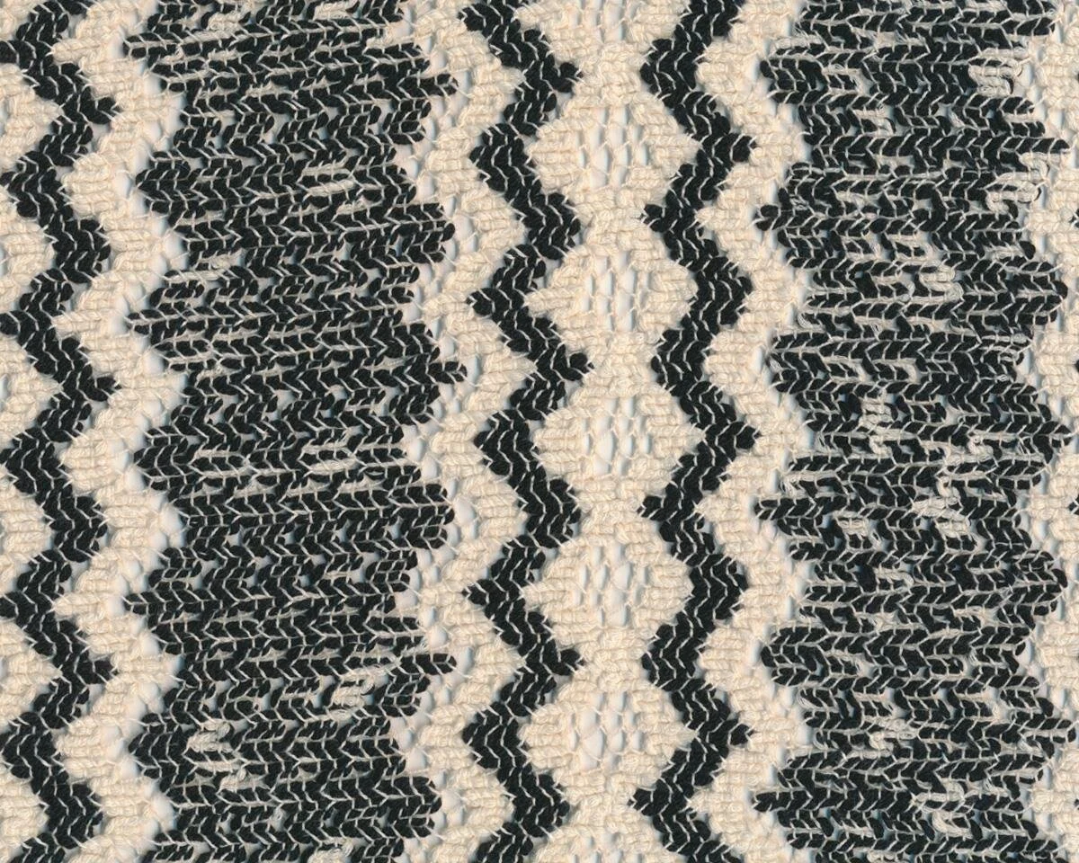 Italienischer Strickstoff MEISONI, Zacken-Lochmuster, schwarz-wollweiß