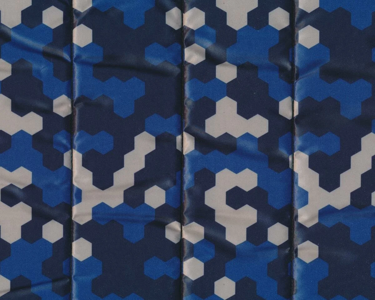 Leichter fülliger Steppstoff COOL BOYS, Retro-Wabenmuster, blau-dunkelblau