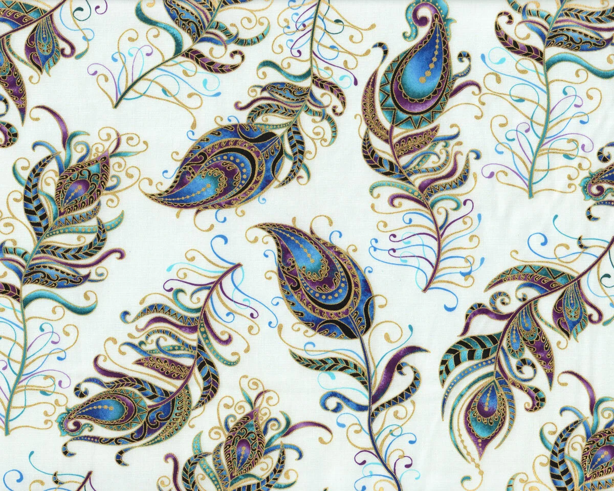 Metallic-Patchworkstoff PEACOCK FLOURISH, flliegende Pfauenfedern, weiß, Ann Lauer