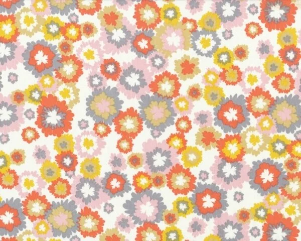 Patchworkstoff "Bryant Park" mit großen Streublüten, lachsrot-gelb
