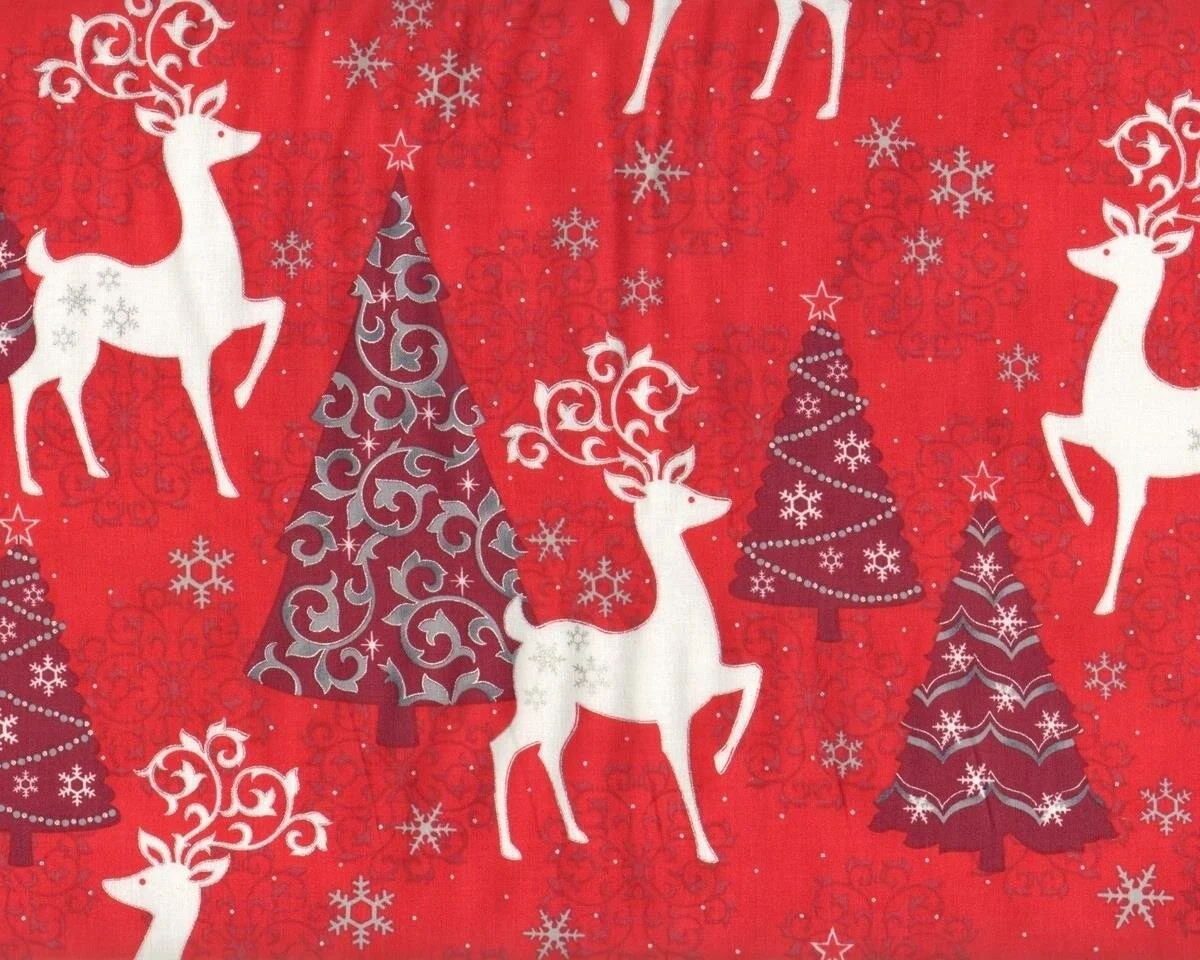 Patchworkstoff CELEBRATE THE SEASON, Rentiere und Weihnachtsbaum, weinrot-silber