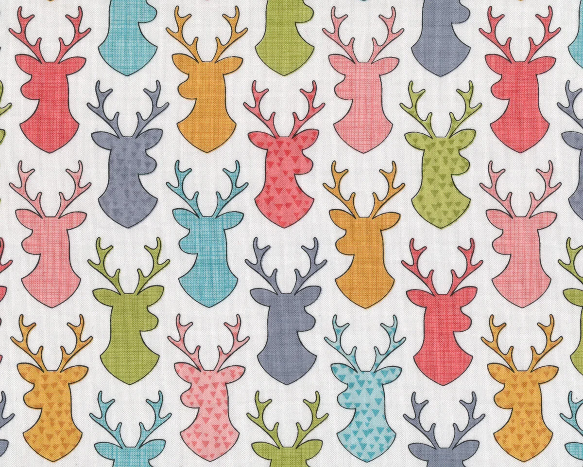 Patchworkstoff DEER HEAD, gemusterte Hirsch-Köpfe, weiß-lachsrot