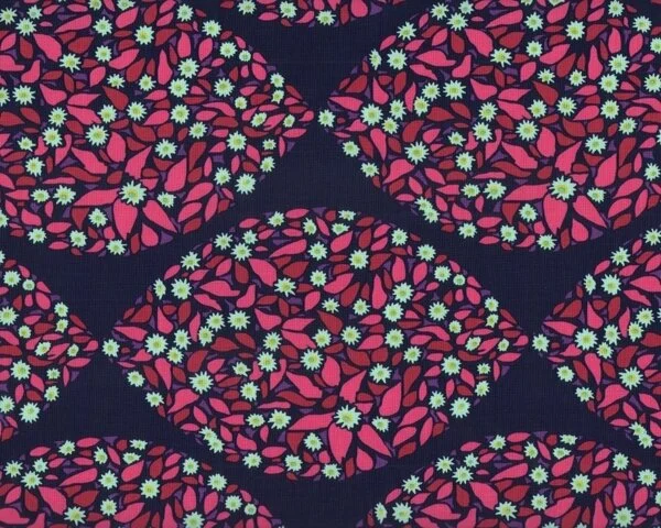 Patchworkstoff "Field Study" mit großen Muster-Blüten-Ovalen, pink-fuchsia-dunkles aubergine