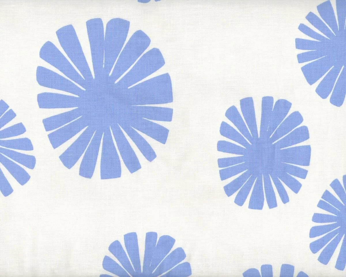 Patchworkstoff FOLLIE, Papier-Schnitt-Blüten, helles lilablau