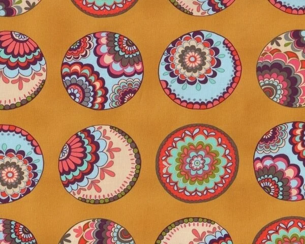 Patchworkstoff "Karavan", mit Blumen gemusterte Kugeln, goldgelb-dunkles aprikot