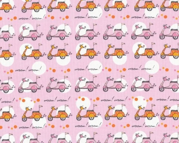 Patchworkstoff "Now We're Goin' Places" mit Mopeds, rosa-orange-weiß