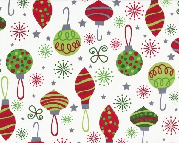 Patchworkstoff "O Tinsel Tree" mit Christbaumkugeln und Sternen, rot-hellgrün-weiß