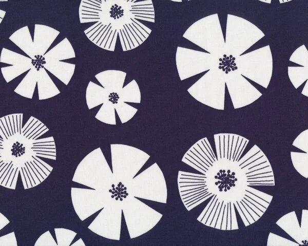 Patchworkstoff "Pure" mit Stempelblüten, dunkelblau-gebrochenes weiß
