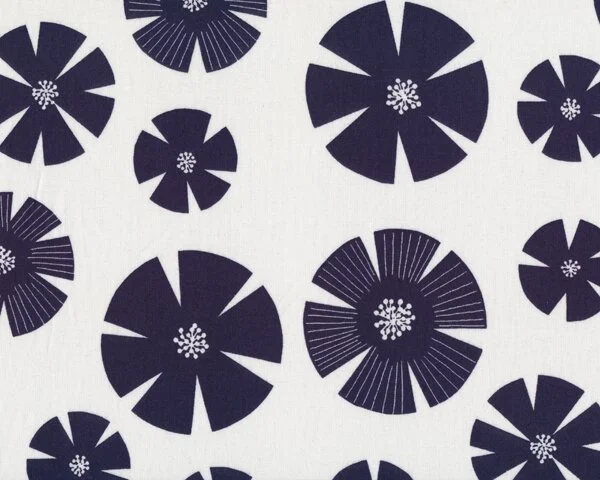 Patchworkstoff "Pure" mit Stempelblüten, gebrochenes weiß-dunkelblau
