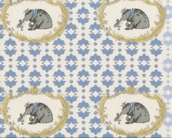 Patchworkstoff RIDDLES AND RHYMES, Medaillon mit Bär, helles taubenblau