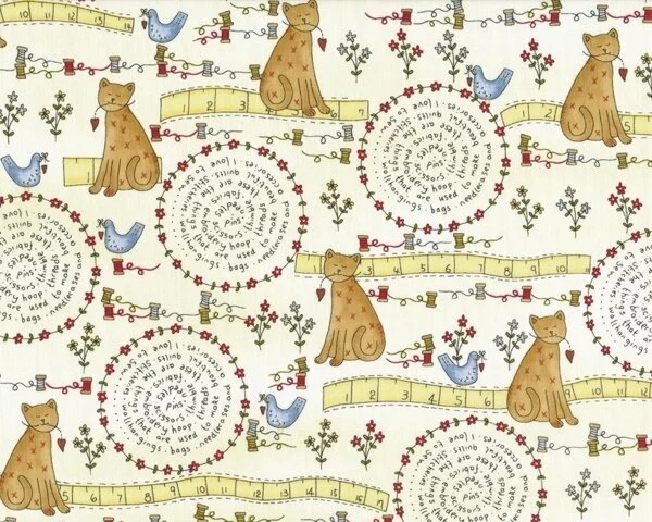 Patchworkstoff "Stitches" mit Katzen, Vögeln und Maßband und Garnrollen, pastellgelb-hellbraun