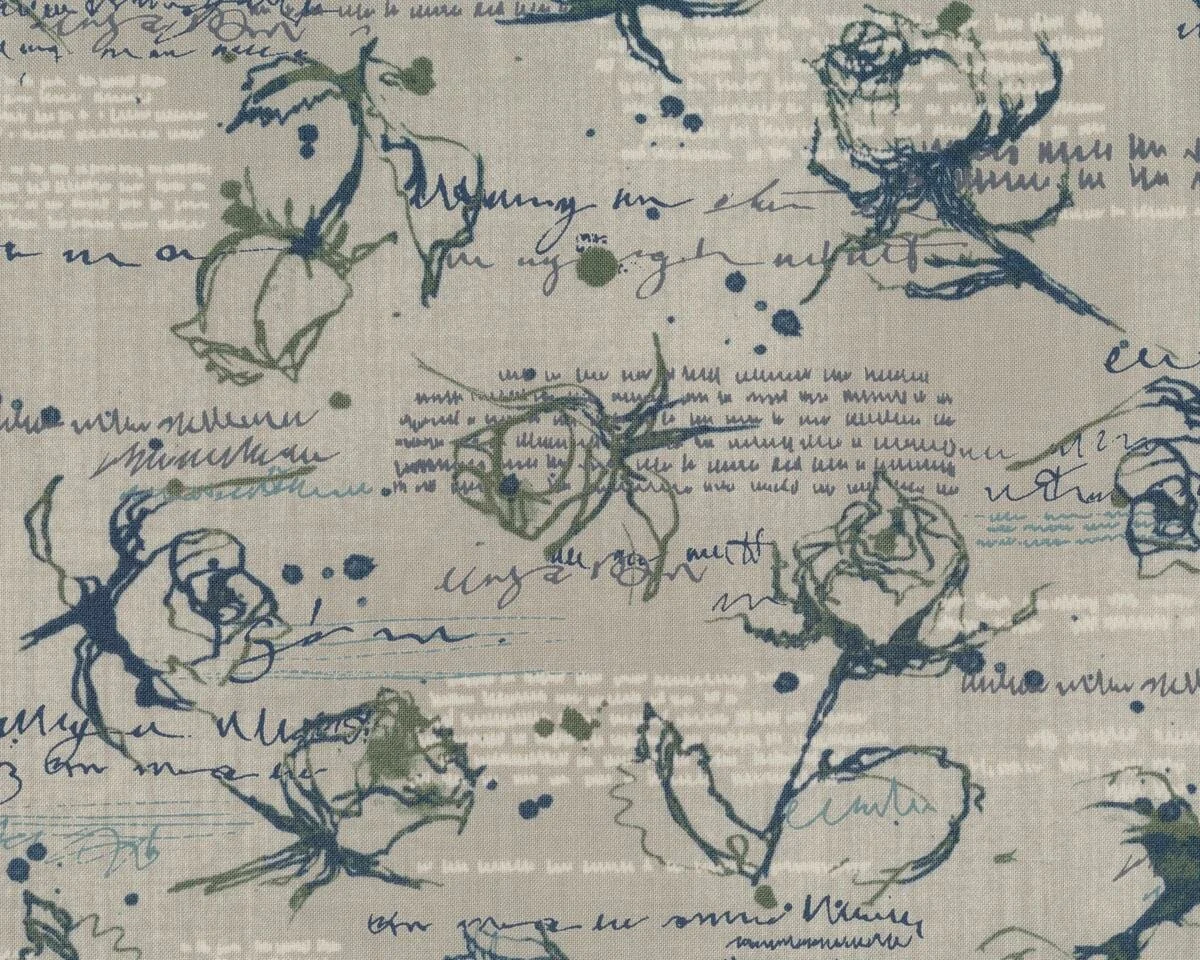 Patchworkstoff THE WORDSMITH, Rosen und Strichelschrift, beigegrau-gedecktes dunkelblau, Moda Fabrics