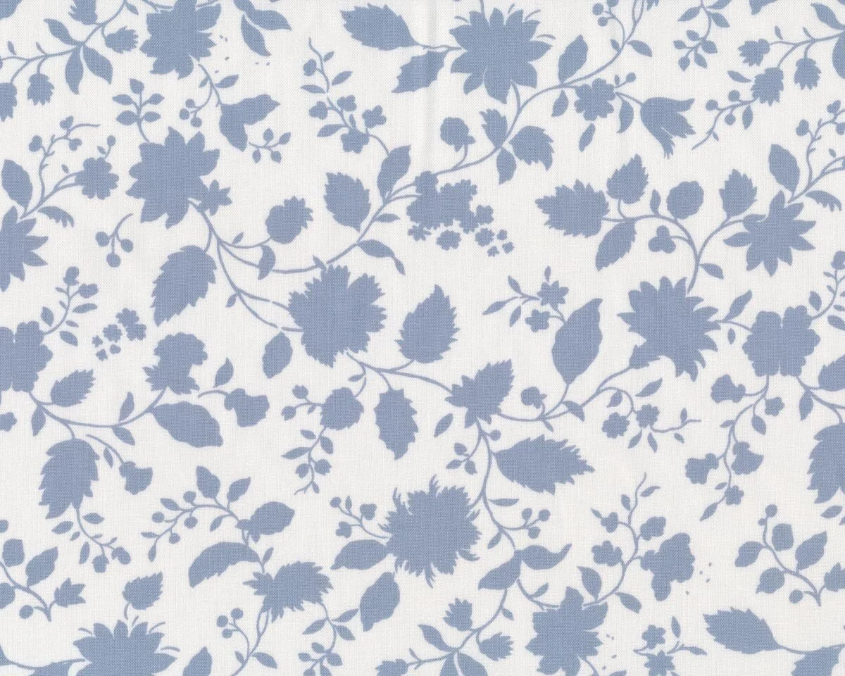 Patchworkstoff VIOLETTE TWILIGHT, Schatten-Ranken, wollweiß-grau